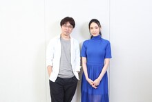 左から新海誠、栗山千明。