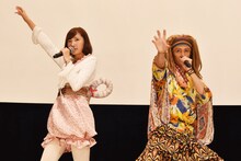 名乗りを披露する立石晴香（左）、南羽翔平（右）。