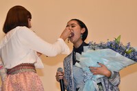 左から立石晴香、柳美稀。