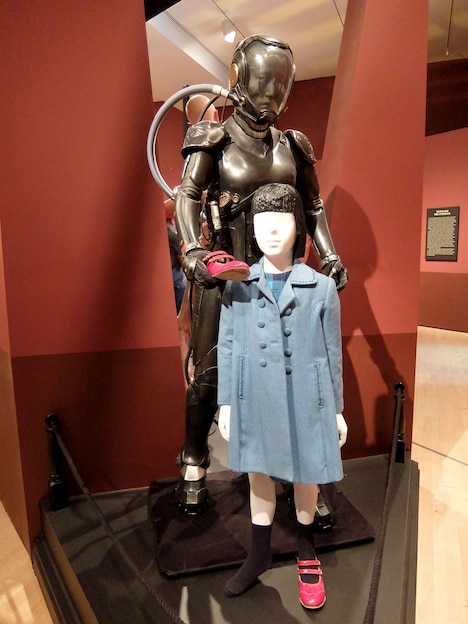 「パシフィック・リム」より、森マコのドライブスーツ（奥）と幼少期の衣装（手前）。