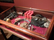 「ヘルボーイ」の小道具類。