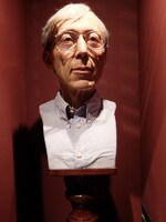 辻一弘による特殊メイクアップアーティストのディック・スミスをモデルにした像。