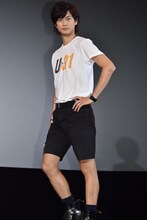 ファッションをアピールする馬場良馬。