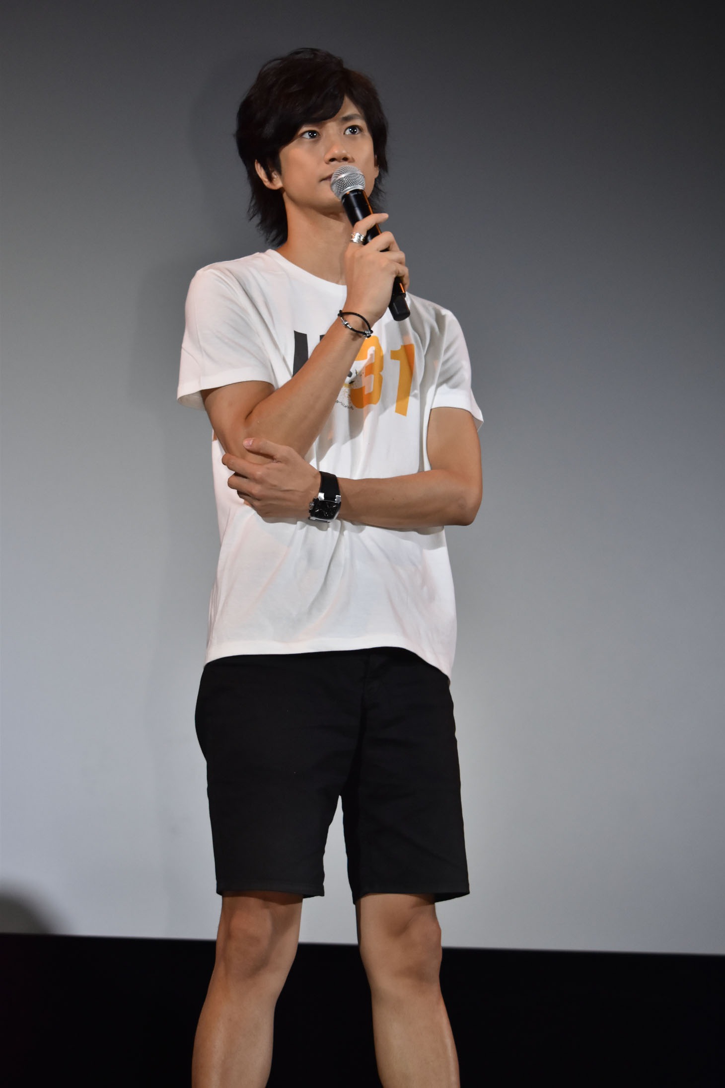 中村優一に笑われたため、シャツの裾を短パンから出した馬場良馬。