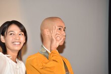 たこ焼きポーズをする柳喬之。