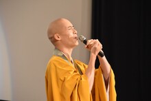 1人で指切りシーンを再現する柳喬之。