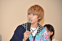 キャストたちがサプライズで手紙を書いてきたと知り、「本当に？」と驚く西銘駿。