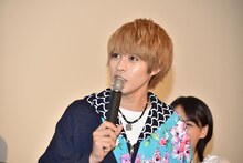 キャストたちがサプライズで手紙を書いてきたと知り、「本当に？」と驚く西銘駿。