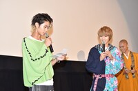 磯村勇斗が手紙を読み上げる様子。