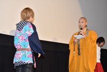 柳喬之が手紙を読み上げる様子。