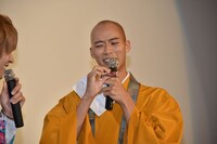 御成フィギュアを持参した柳喬之。