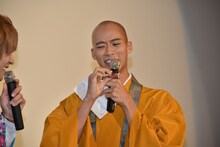 御成フィギュアを持参した柳喬之。