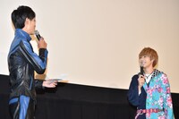 山本涼介が手紙を読み上げる様子。