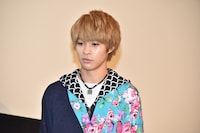 キャストたちが手紙を読み上げるのを聞く西銘駿。