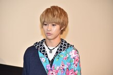 キャストたちが手紙を読み上げるのを聞く西銘駿。