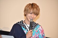 手紙を書いてくれたキャストたちへ感謝を伝える西銘駿。