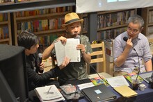 「塚本晋也『野火』全記録」トークイベントの様子。左から映画秘宝編集長の岩田和明、塚本晋也、本書の編集を担当した嶋津善之。