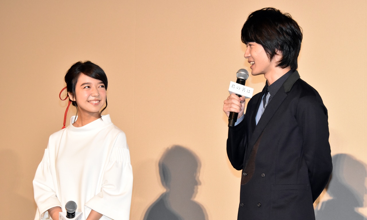 左から上白石萌音、神木隆之介。
