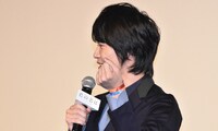 ブレスレットを披露する神木隆之介。