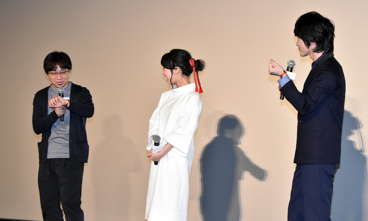 ブレスレットを披露し合う新海誠（左）と神木隆之介（右）。中央は上白石萌音。