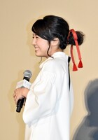 宮水三葉のリボンを披露する上白石萌音。