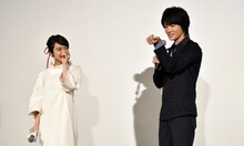 左から上白石萌音、神木隆之介。