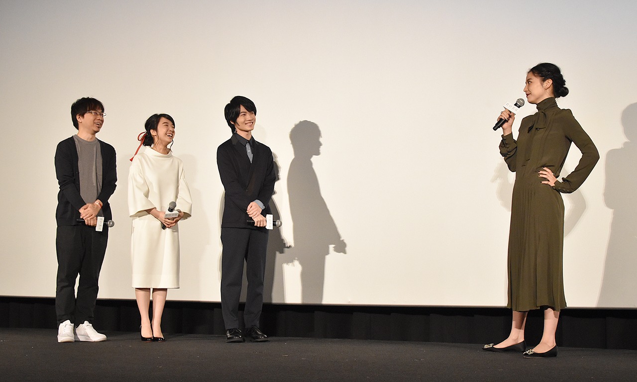 レッドカーペットを歩く際の心構えを指南する長澤まさみ（右）。