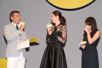 長澤まさみ（中央）にインタビューする「グッドモーニングショー」の主人公・澄田真吾（左）。