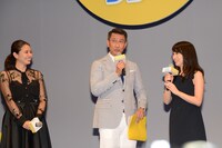 志田未来（右）にインタビューする「グッドモーニングショー」の主人公・澄田真吾（中央）。