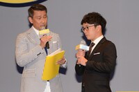 「中井貴一さんの社会性の無さが……」とぼやく濱田岳（右）と、同調する「グッドモーニングショー」の主人公・澄田真吾（左）。