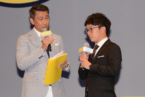 「中井貴一さんの社会性の無さが……」とぼやく濱田岳（右）と、同調する「グッドモーニングショー」の主人公・澄田真吾（左）。