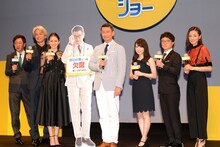 「グッドモーニングショー」完成披露舞台挨拶の様子。左から君塚良一、時任三郎、長澤まさみ、中井貴一のパネル、中井扮する主人公・澄田真吾、志田未来、濱田岳、吉田羊。