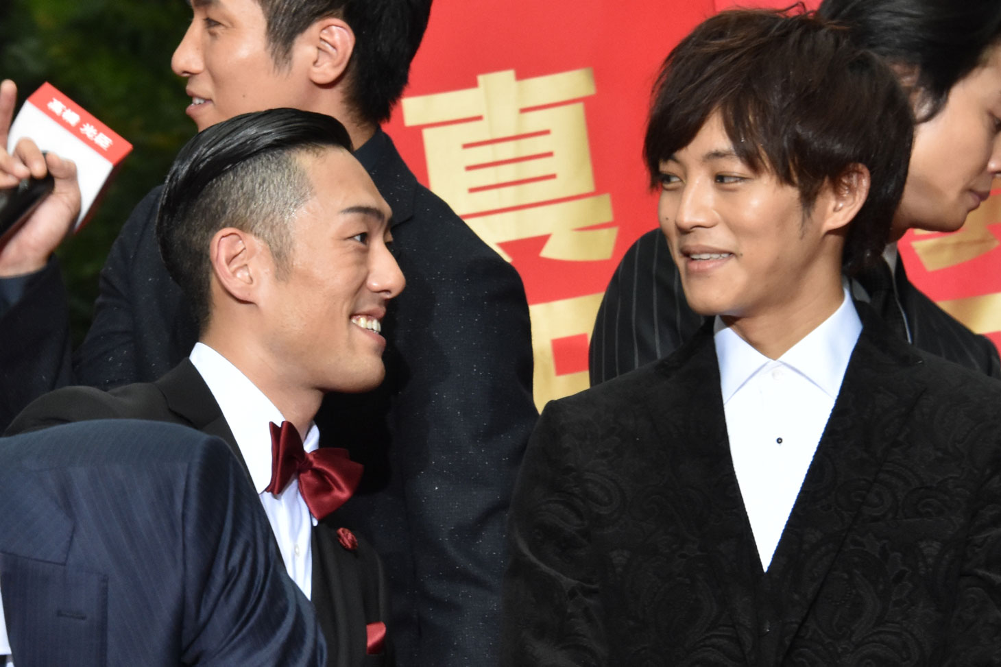 左から中村勘九郎、松坂桃李。