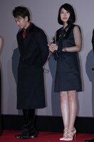 左から佐藤健、有村架純。