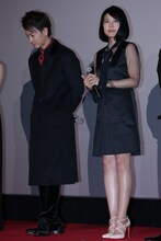 左から佐藤健、有村架純。