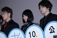 左から佐藤健、有村架純、菅田将暉。