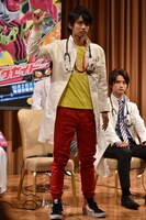 変身ポーズを披露する飯島寛騎。