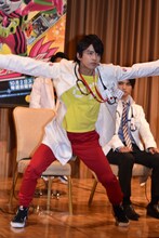 変身ポーズを披露する飯島寛騎。