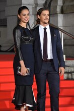 左からコートニー・イートン、ブレントン・スウェイツ。