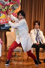 変身ポーズを披露する飯島寛騎。