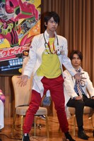 変身ポーズを披露する飯島寛騎。