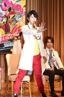 変身ポーズを披露する飯島寛騎。