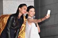 永野芽郁の要望に応え一緒に写真を撮るコートニー・イートン。