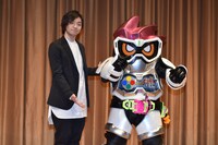 左から三浦大知、仮面ライダーエグゼイド（レベル1）。