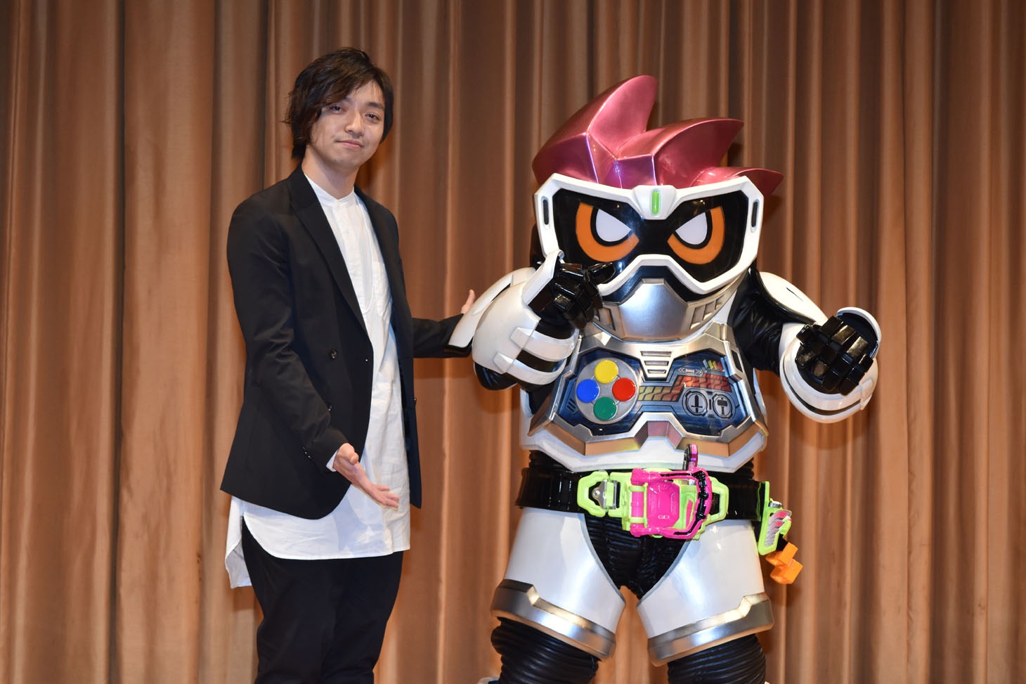 左から三浦大知、仮面ライダーエグゼイド（レベル1）。
