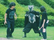 「神宿スワン」撮影現場にて、怪人・ギガガギゴ（中央）。