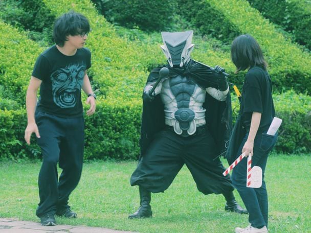 「神宿スワン」撮影現場にて、怪人・ギガガギゴ（中央）。