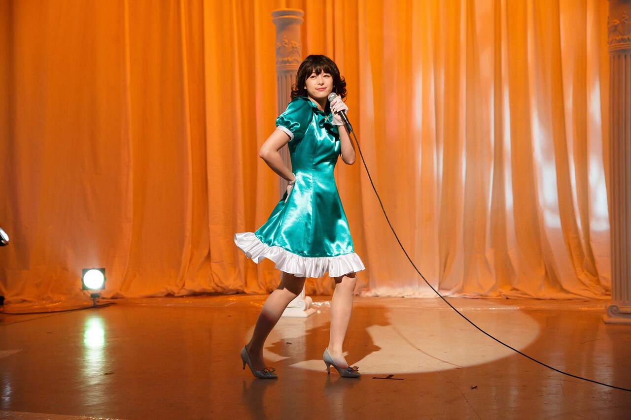 清野菜名が歌って踊る昭和のアイドルに！「金メダル男」特別映像が公開