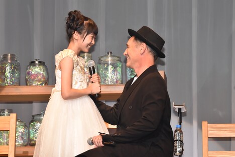 左から本田望結、マーク・ライランス。