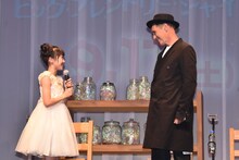 左から本田望結、マーク・ライランス。